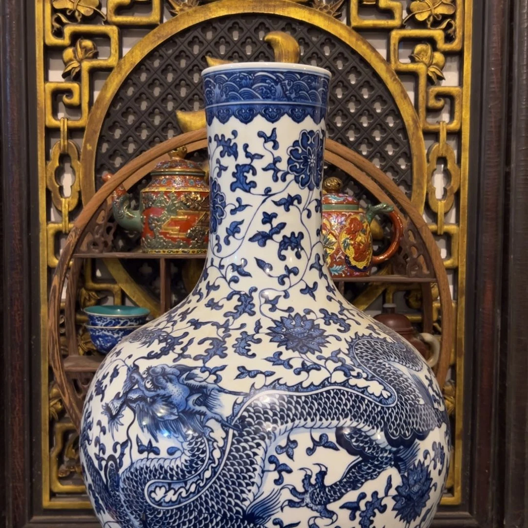 追***日瓶精品青花缠枝莲龙纹天球瓶
