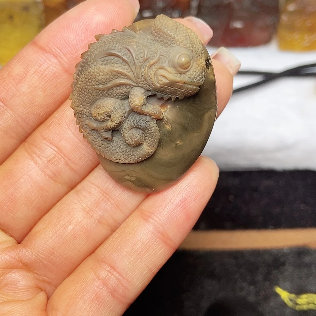 琥珀颈饰未镶嵌蜥蜴