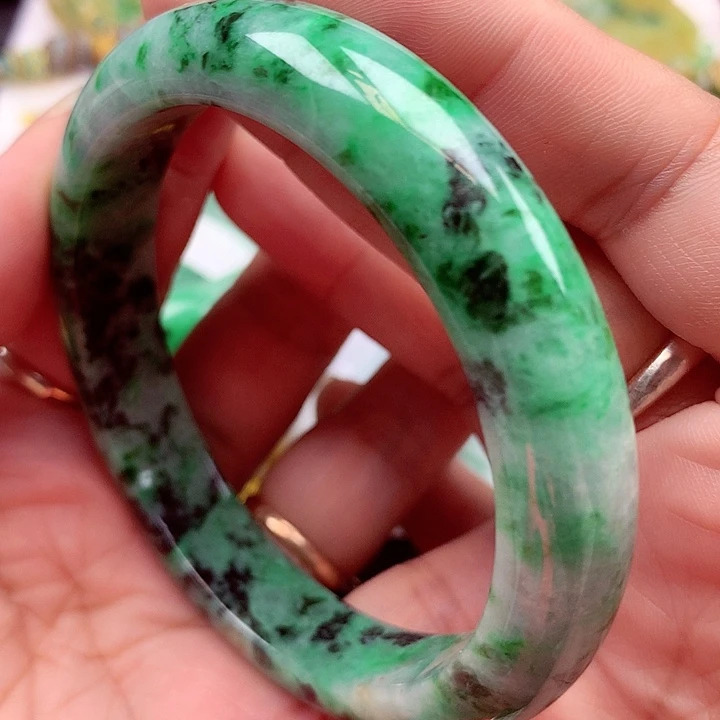 翡翠手镯未镶嵌翡翠