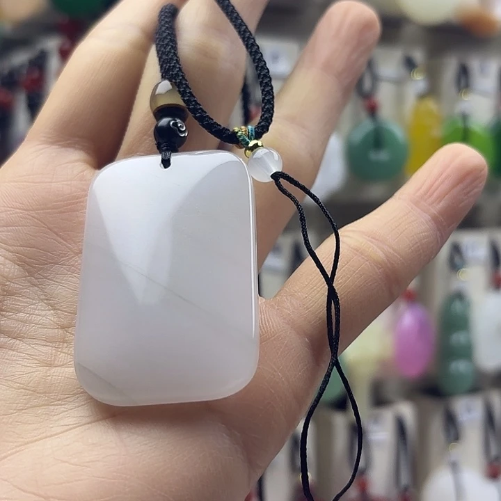盎***然石英质玉未镶嵌颈饰