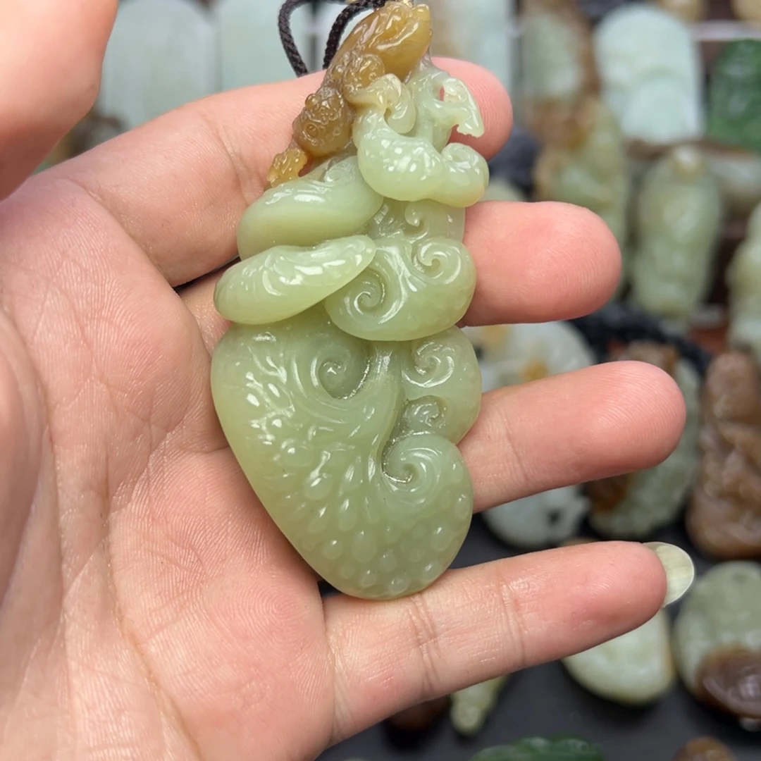 和田玉未镶嵌把件