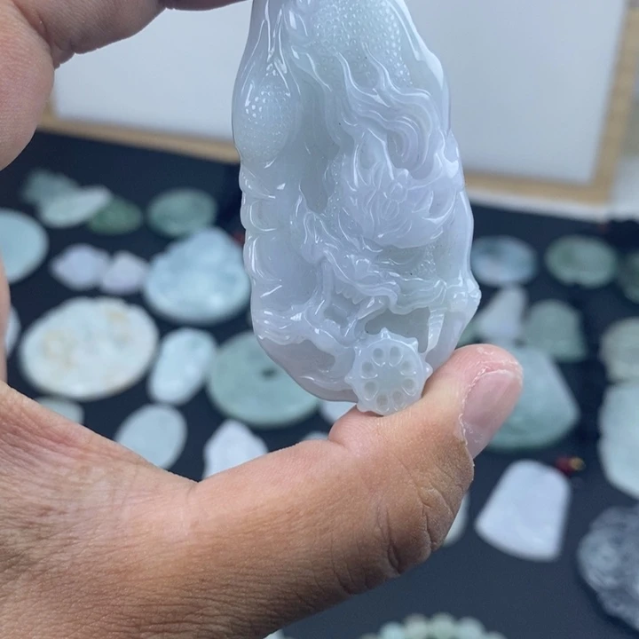 颈饰未镶嵌翡翠龙牌