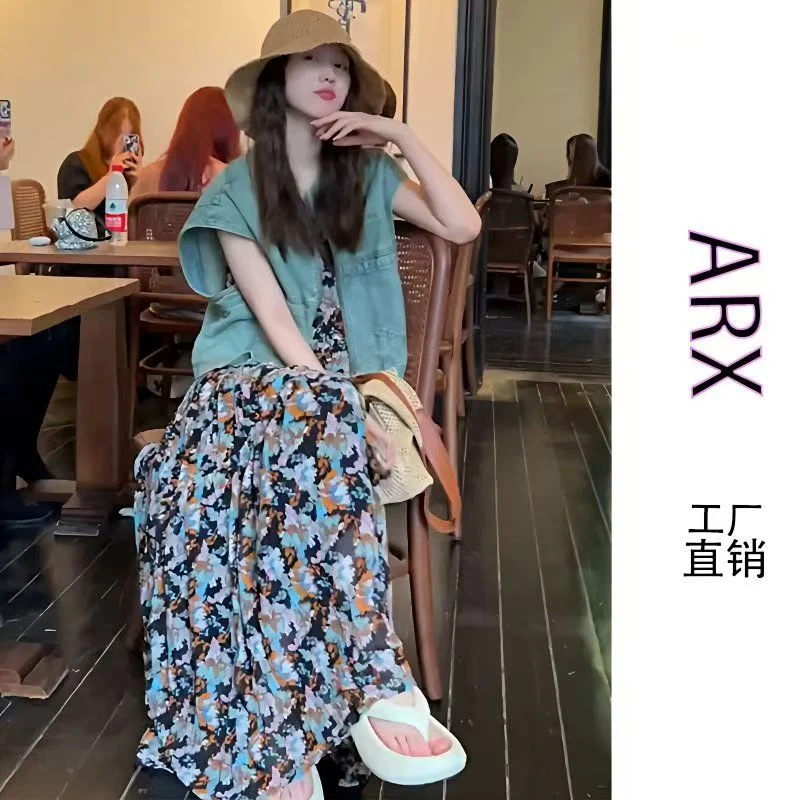 夏装搭配一整套时尚减龄蓝色牛仔短袖外套+碎花高腰吊带连衣裙女