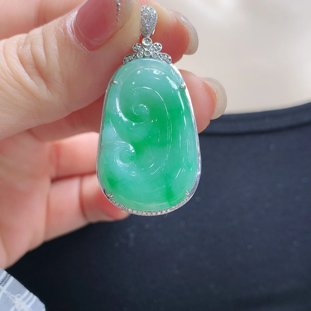 翡翠颈饰18K金镶嵌如意