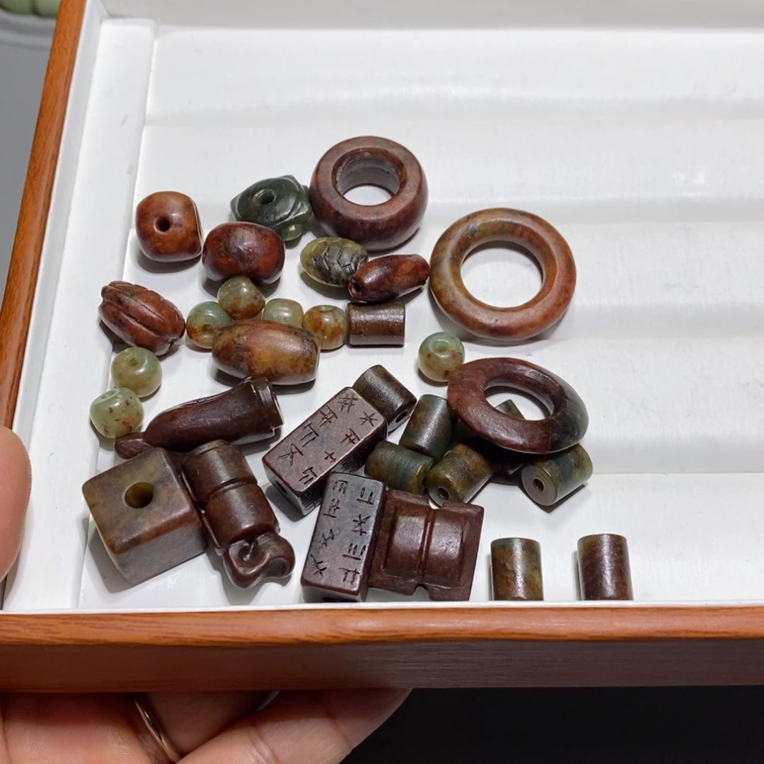 颈饰未镶嵌岫岩河磨玉（透闪石质玉）回**涯