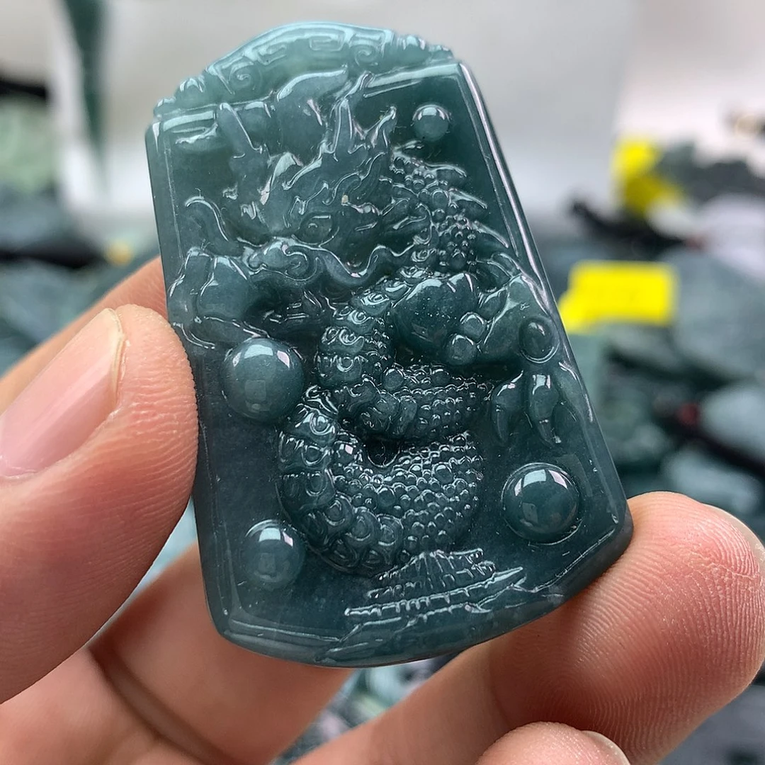 翡翠未镶嵌颈饰龙牌