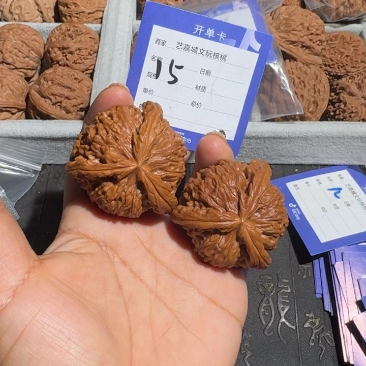 把件文玩核桃43白狮子工艺三棱