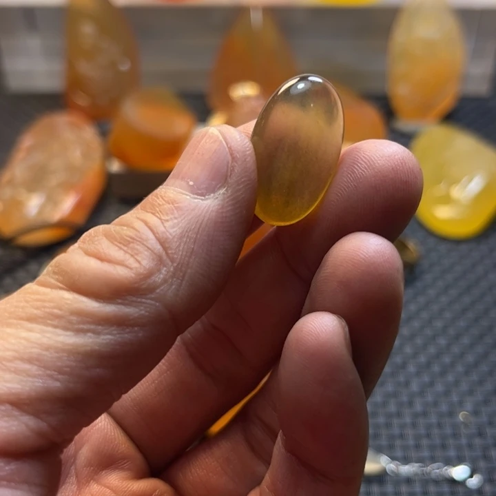 角***色石英质玉未镶嵌旦面