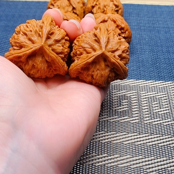 弋***文玩核桃吊坠三棱
