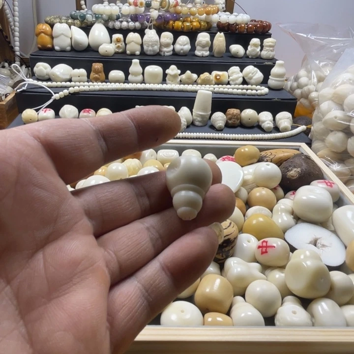 @**条象牙果雕刻奶头三通直径20左右