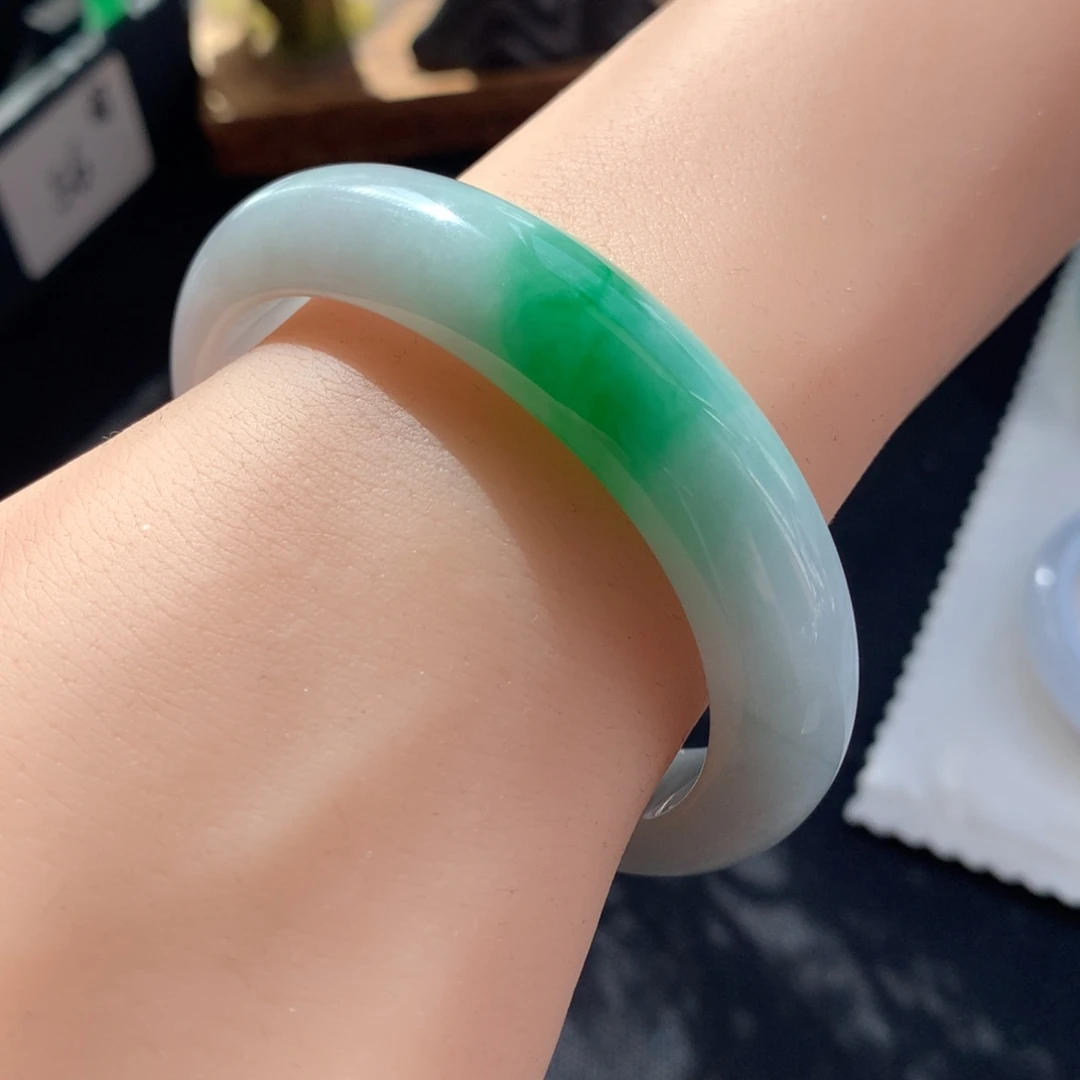 翡翠未镶嵌手镯54白底青贵妃