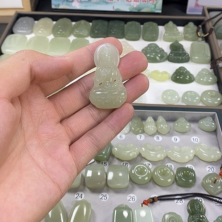草***青颈饰未镶嵌和田玉