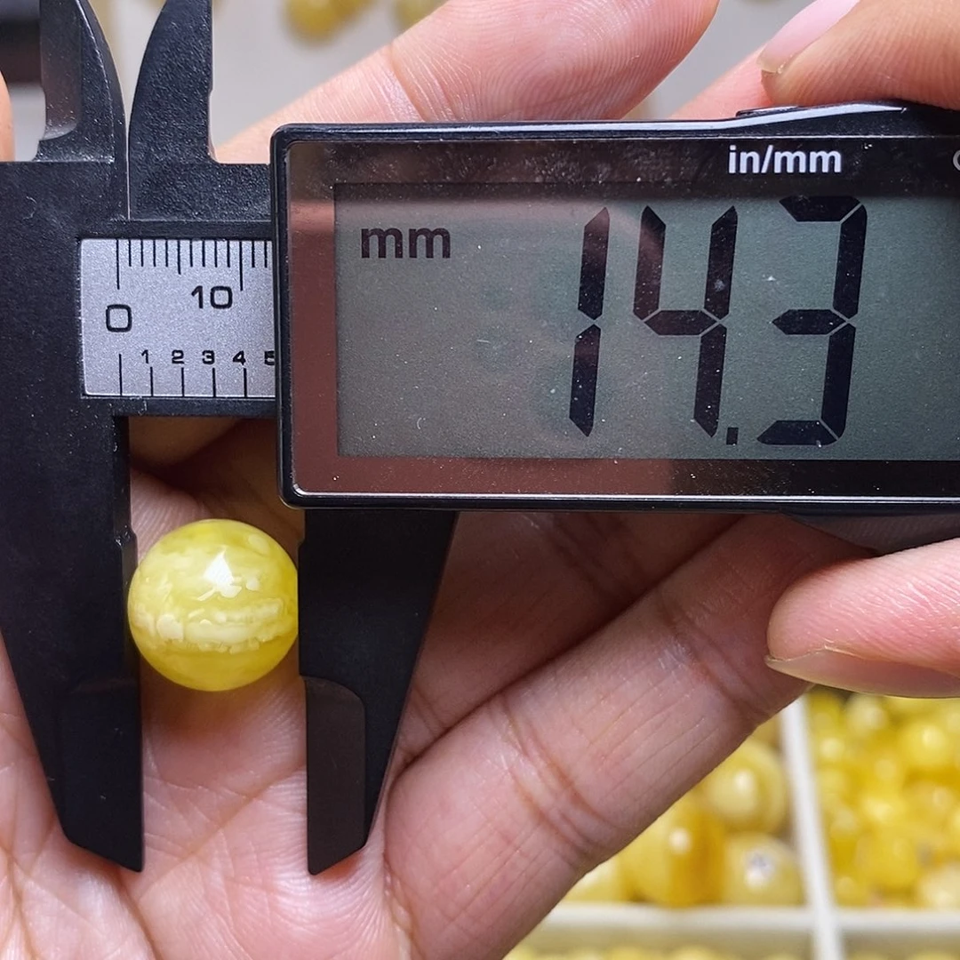 裸石琥珀未镶嵌十*七蜜蜡圆珠