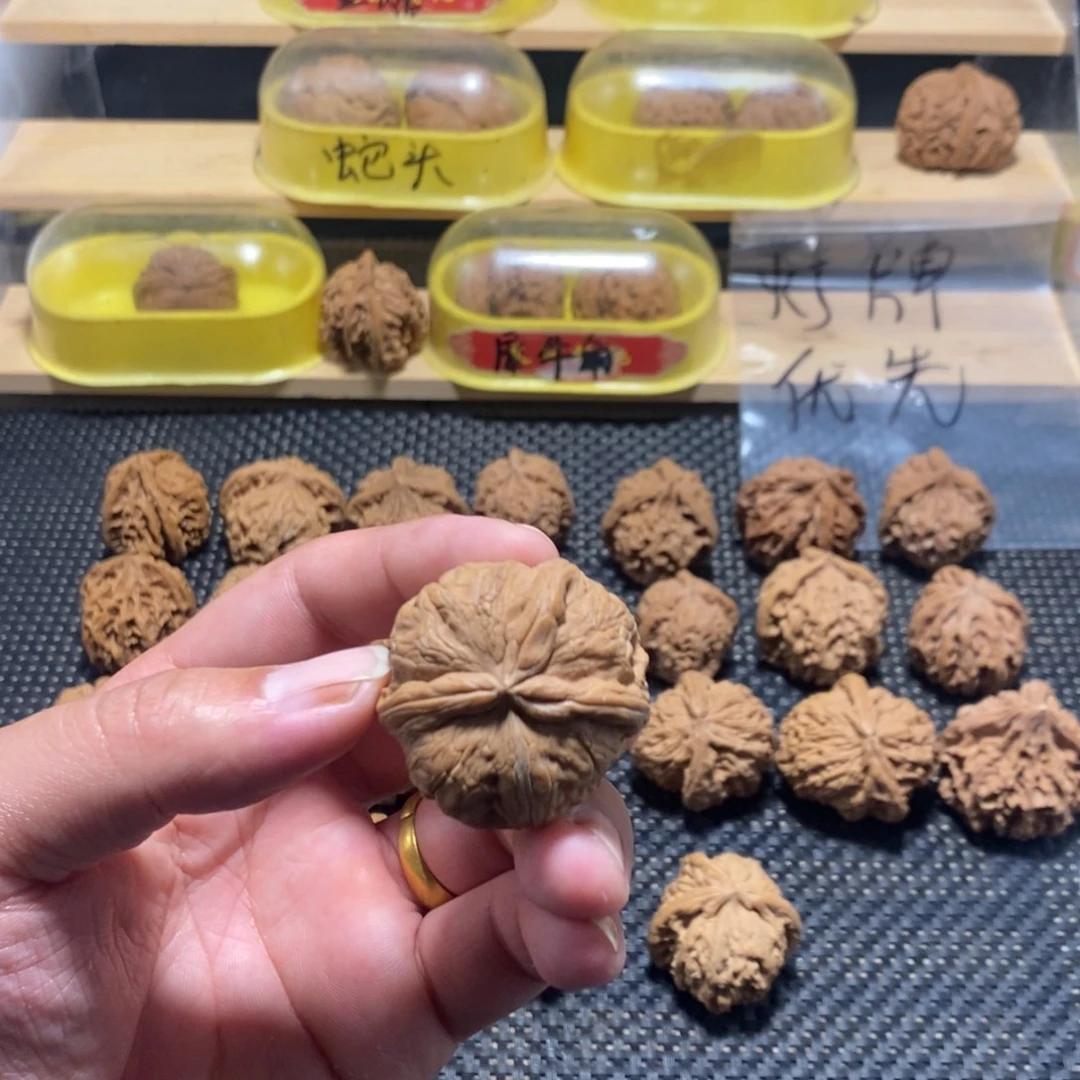 洪***️文玩核桃吊坠核桃异形