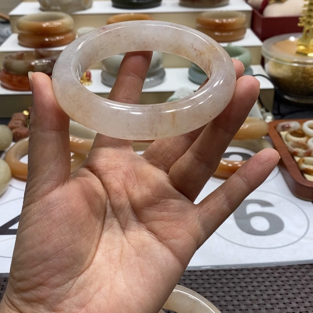 大***直石英质玉未镶嵌手镯