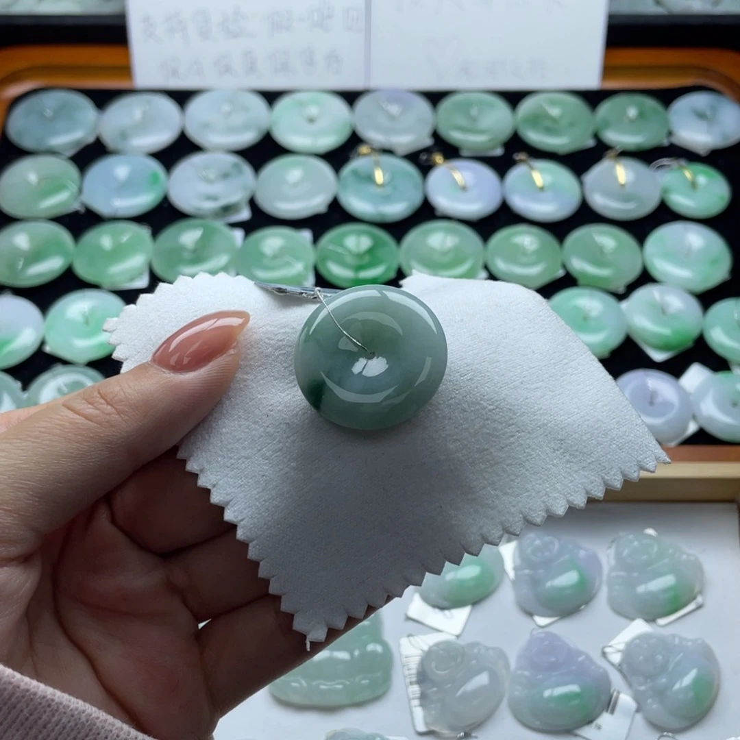 翡翠颈饰未镶嵌平安扣