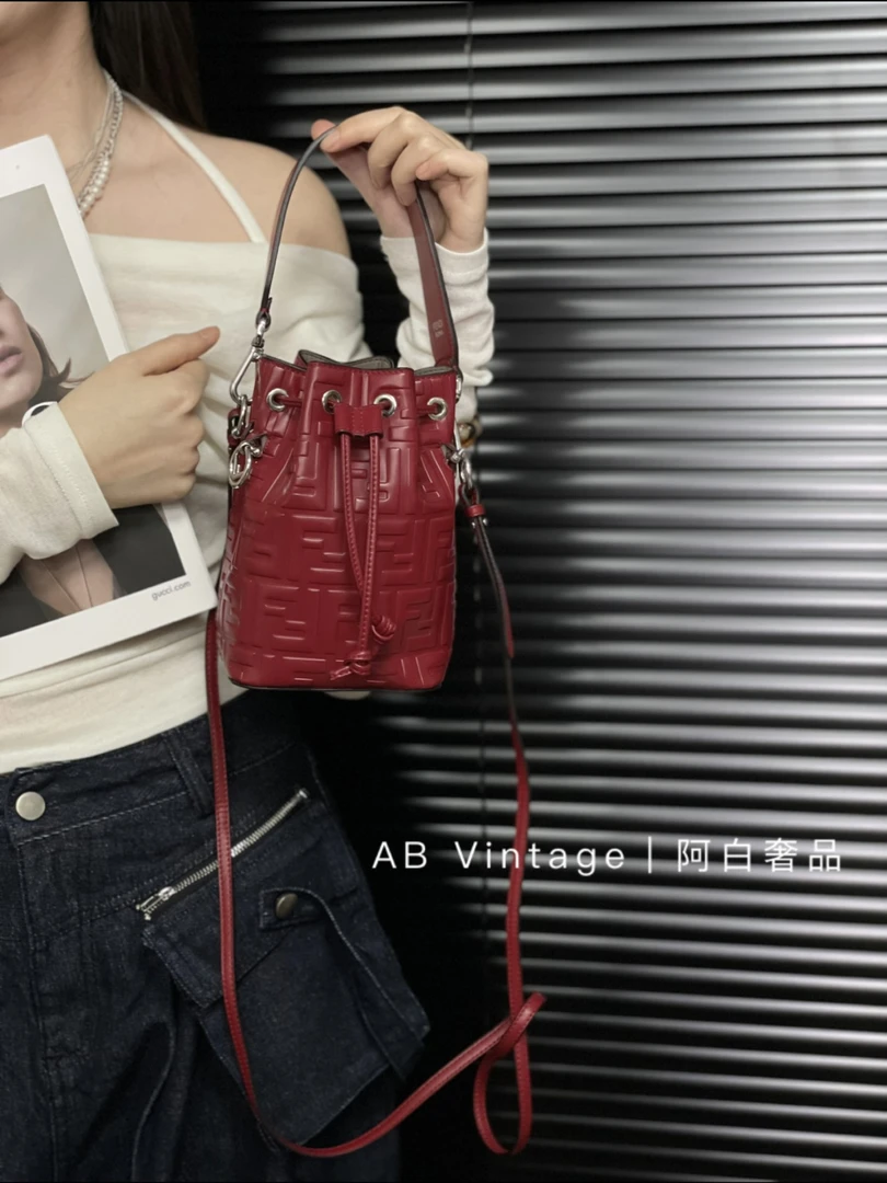 95新 FENDI/芬迪 阿白奢品｜芬迪 红色全皮压纹logo水桶包