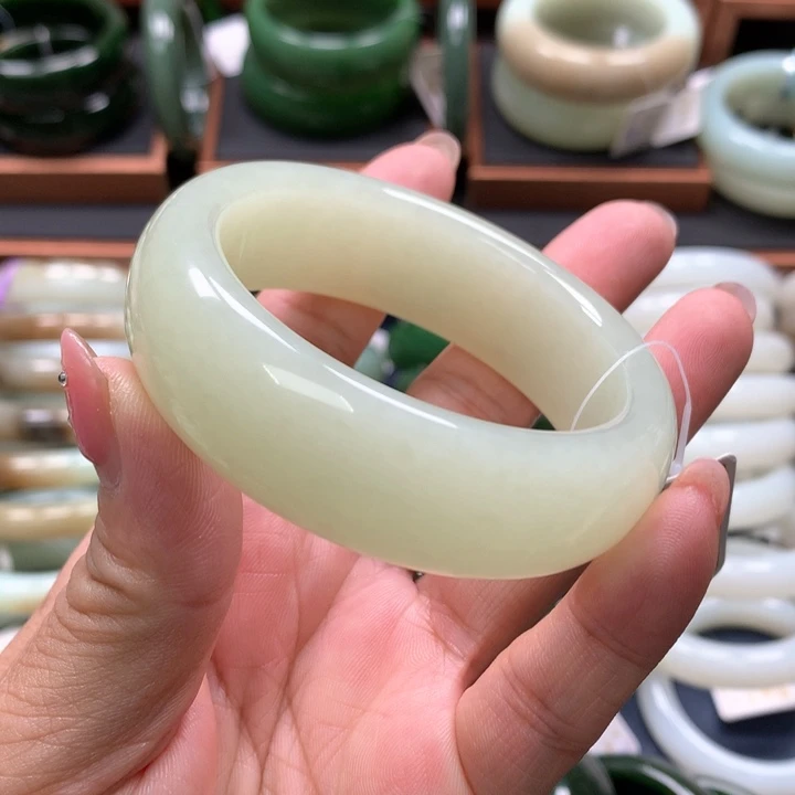 【闪购商品】未镶嵌手镯和田玉1