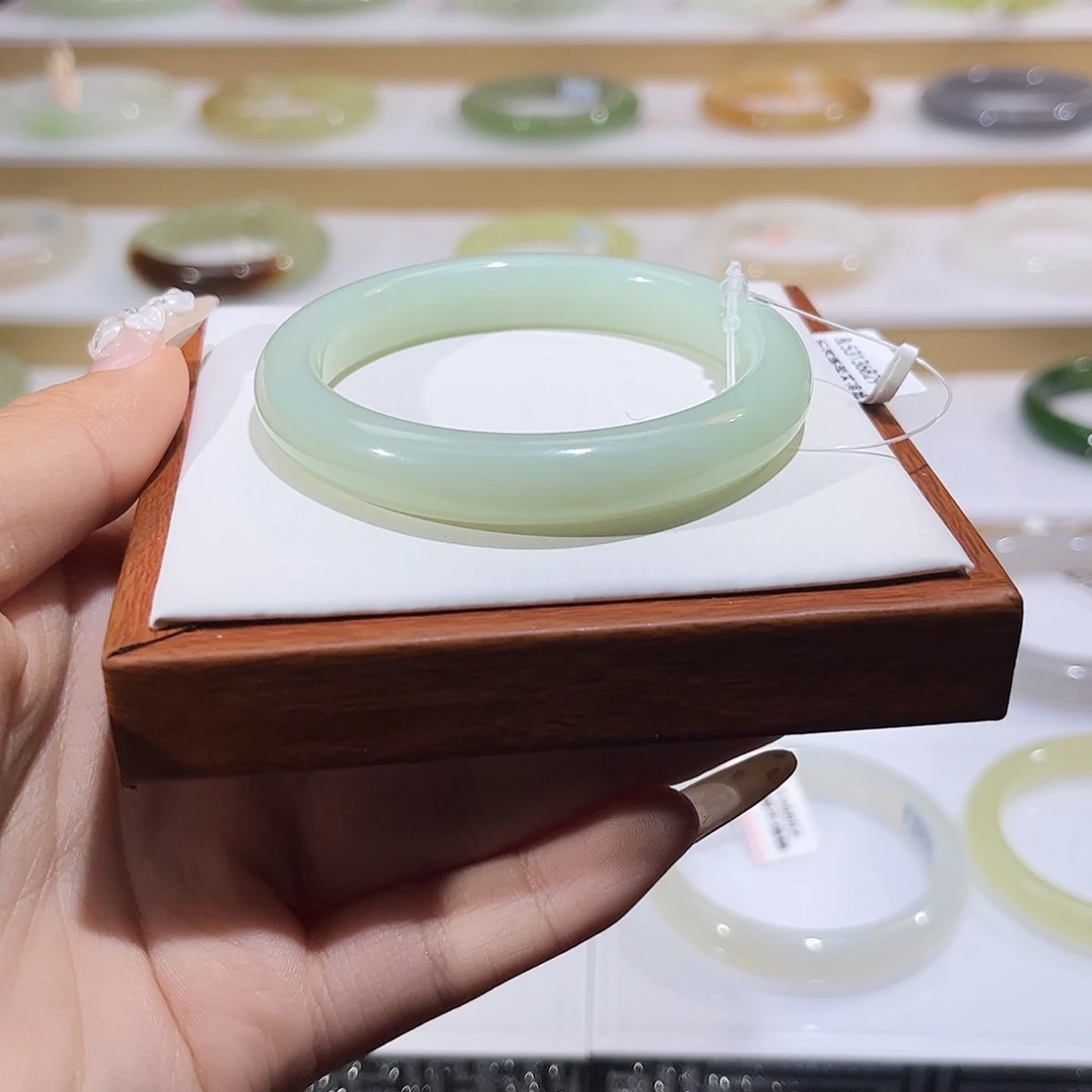 和田玉未镶嵌手镯且末淡奶蓝