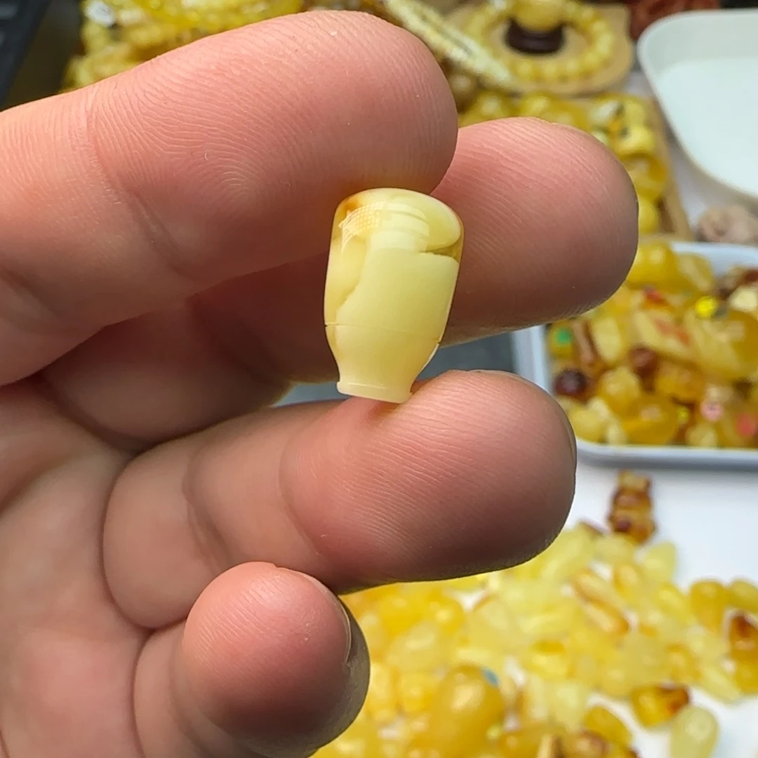 刘***）琥珀未镶嵌裸石9×9 0.85克微瑕