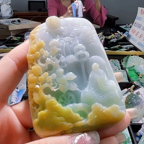 翡翠未镶嵌颈饰一个