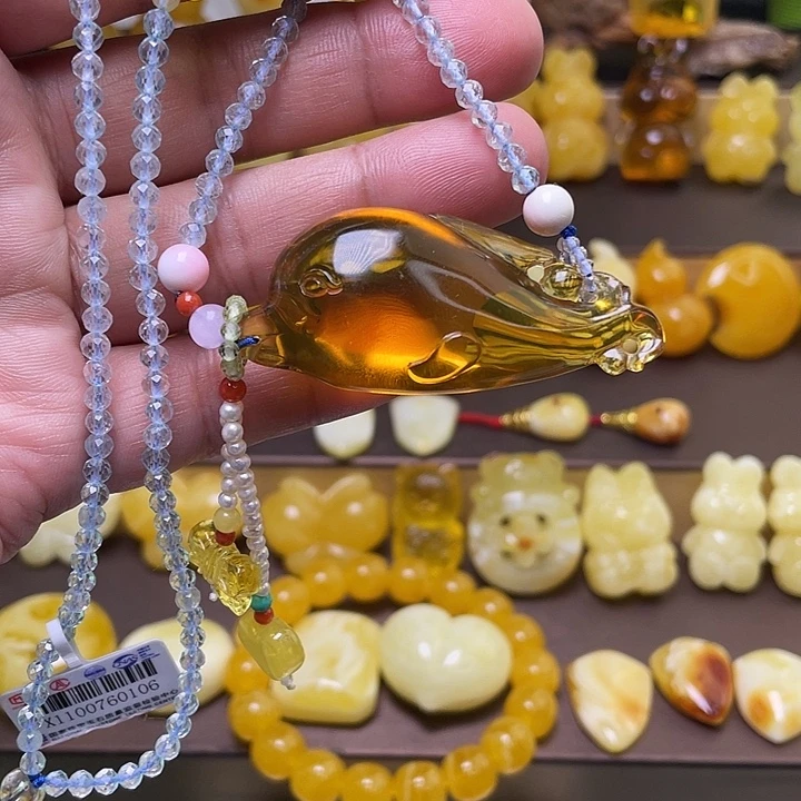 蓝珀未镶嵌颈饰吊坠