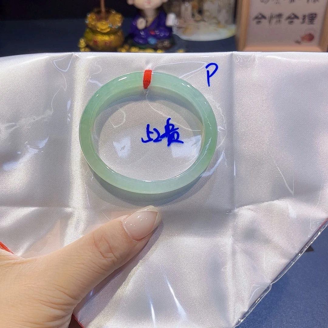 翡翠手镯未镶嵌翡翠手镯