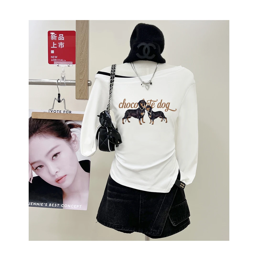 气质辣妹斜领腊肠狗印花长袖t恤女心机不规则打底衫宽松露肩上衣