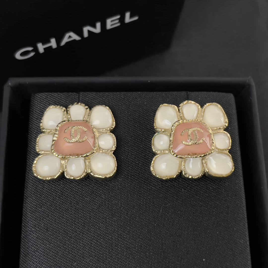 99新 Chanel/香奈儿 粉白琉璃花瓣方糖耳钉/香选