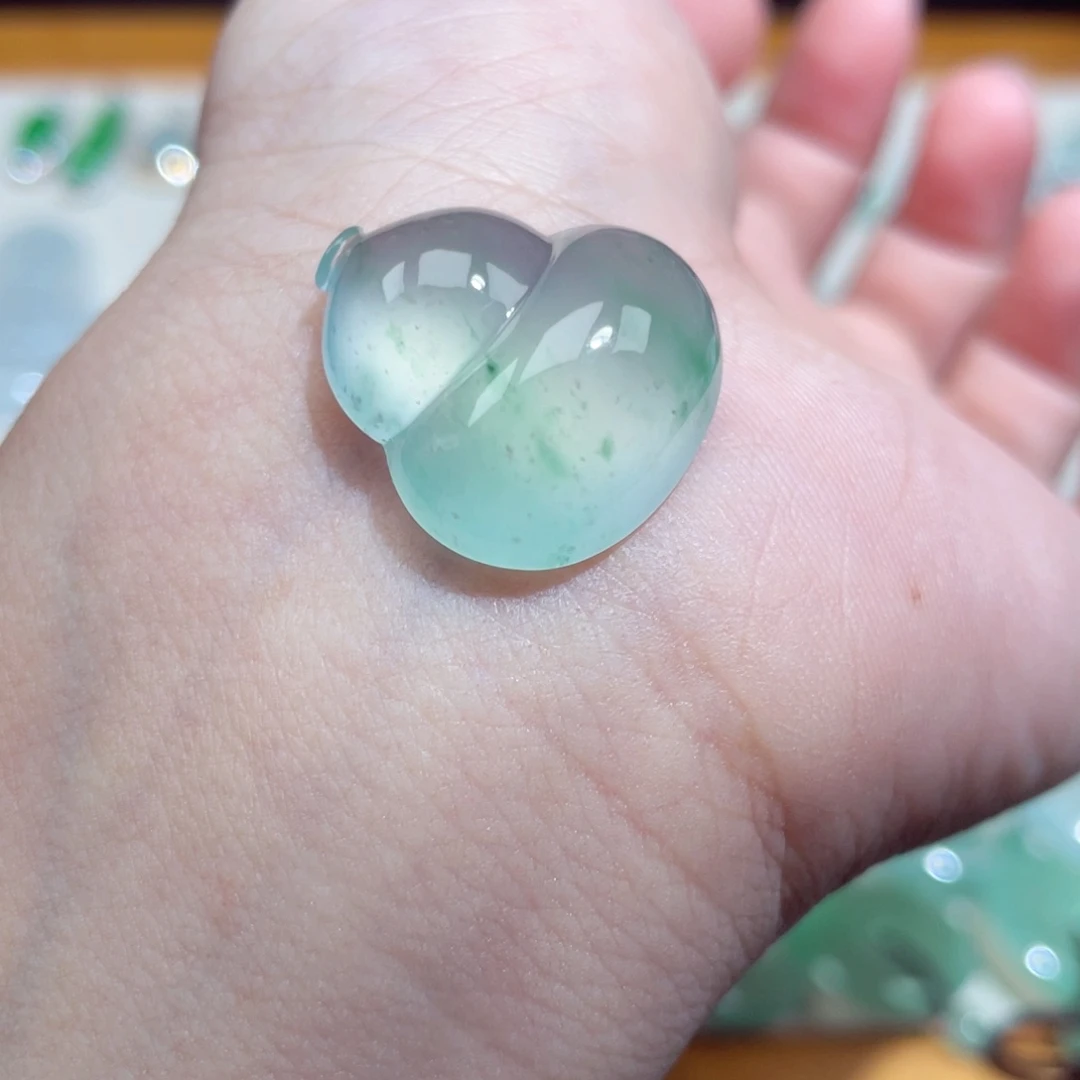 翡翠未镶嵌颈饰葫芦