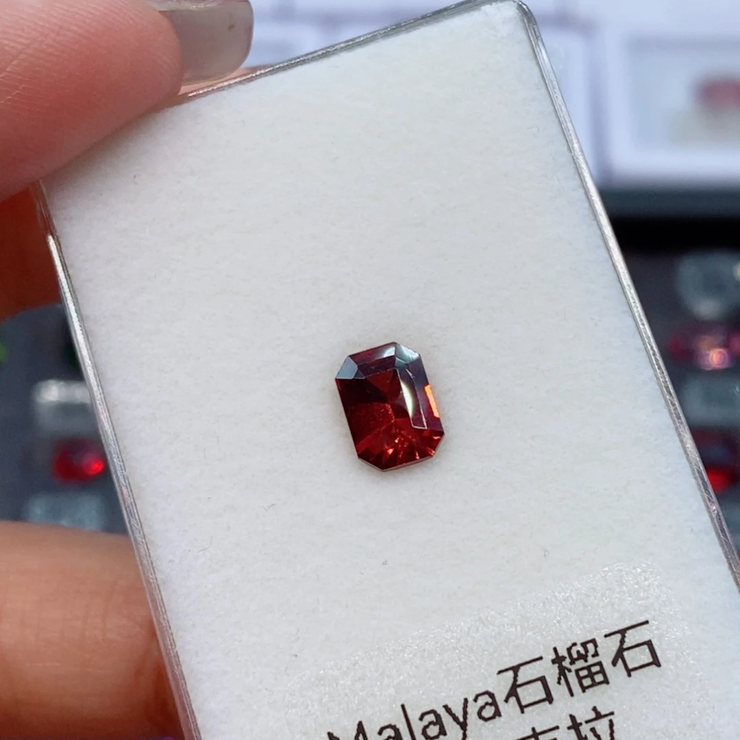未镶嵌裸石石榴石1.68克拉Malaya