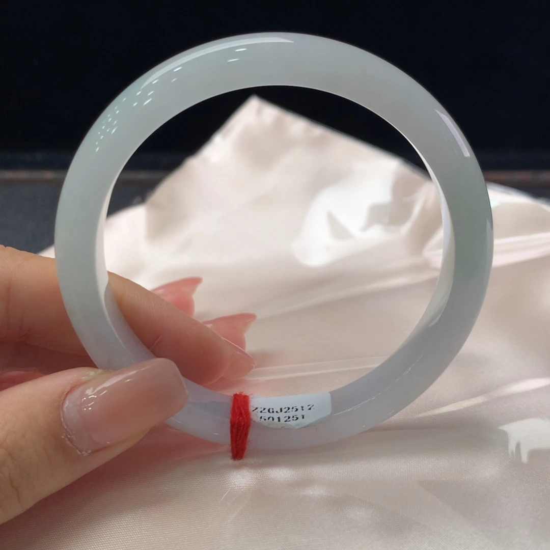 翡翠未镶嵌手镯缅甸A货翡翠 种水淡绿55 56