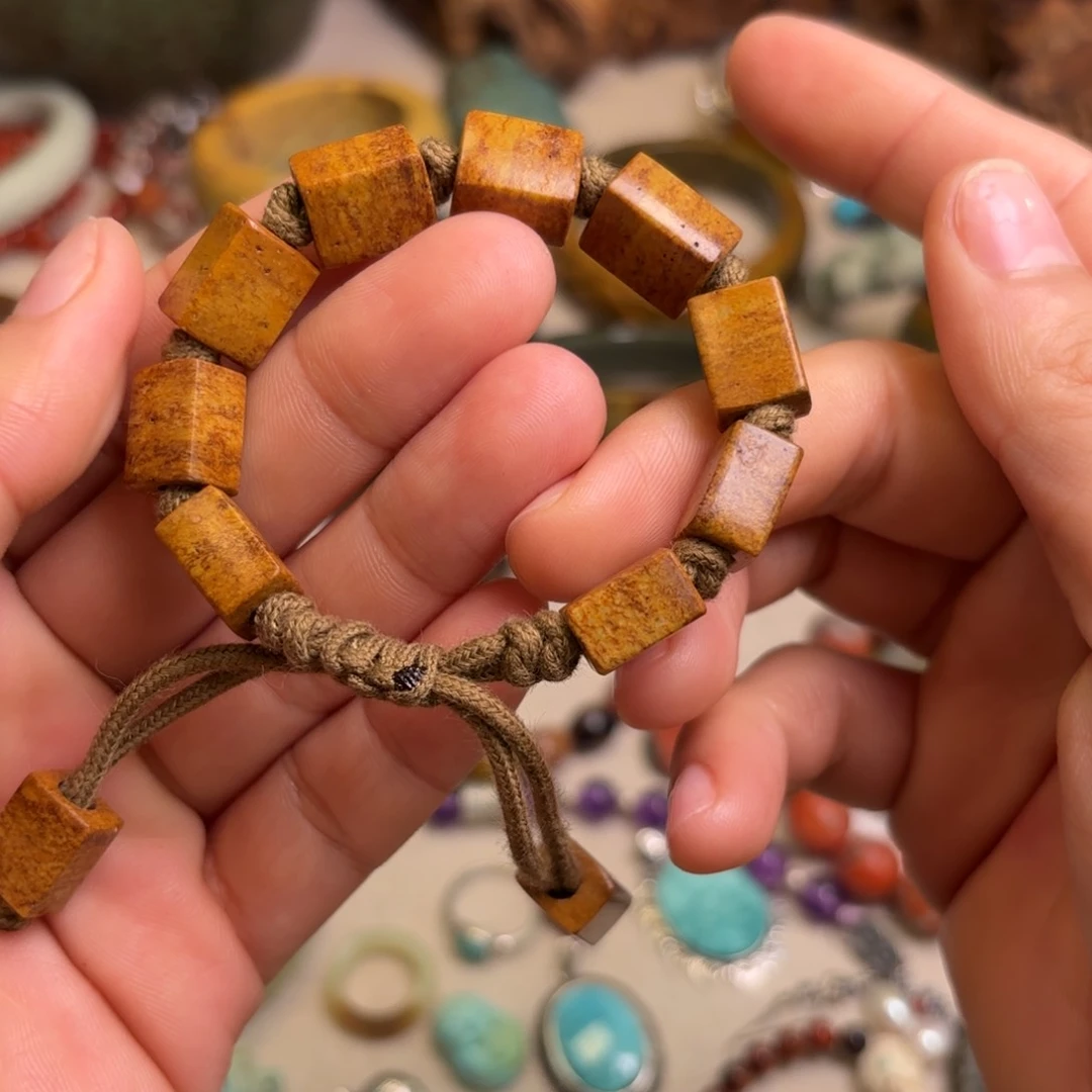 岫岩河磨玉（透闪石质玉）颈饰未镶嵌小**草