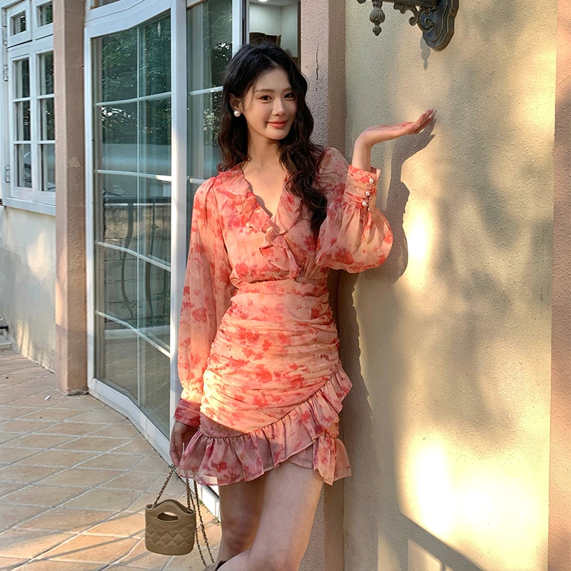 早秋裙子新款收腰显瘦长袖连衣裙爆款小众法式气质碎花包臀短裙