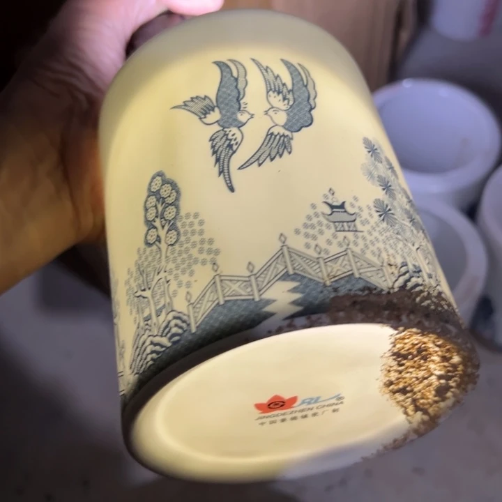 古典园林高岭土笔筒