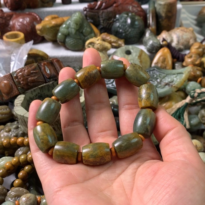 未镶嵌岫岩河磨玉（透闪石质玉）把件