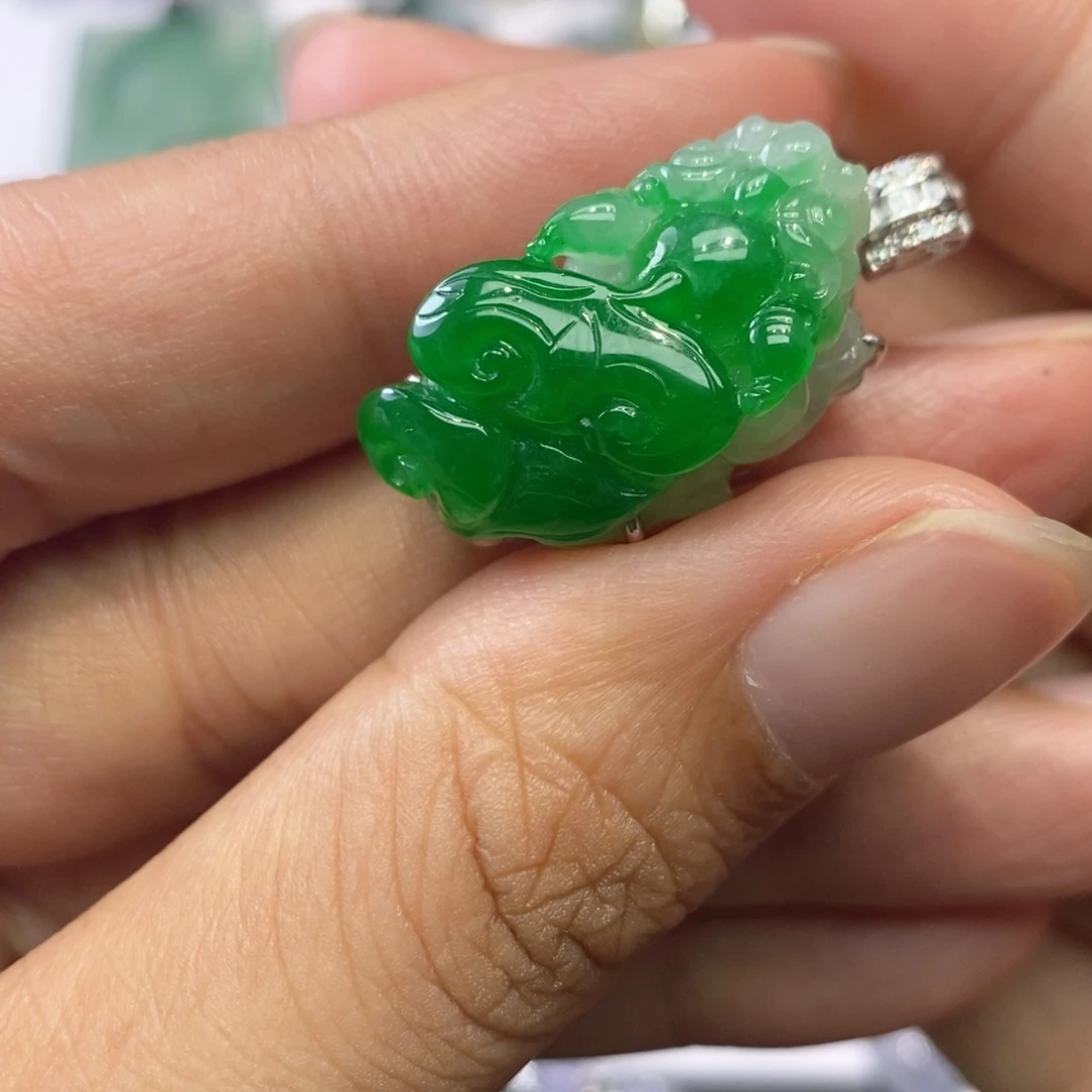 颈饰18K金镶嵌翡翠缅甸