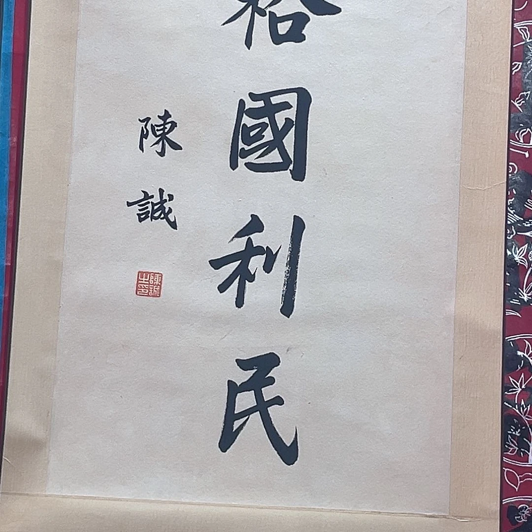 隔空玻璃是用金属做成塑料材料或铝材料