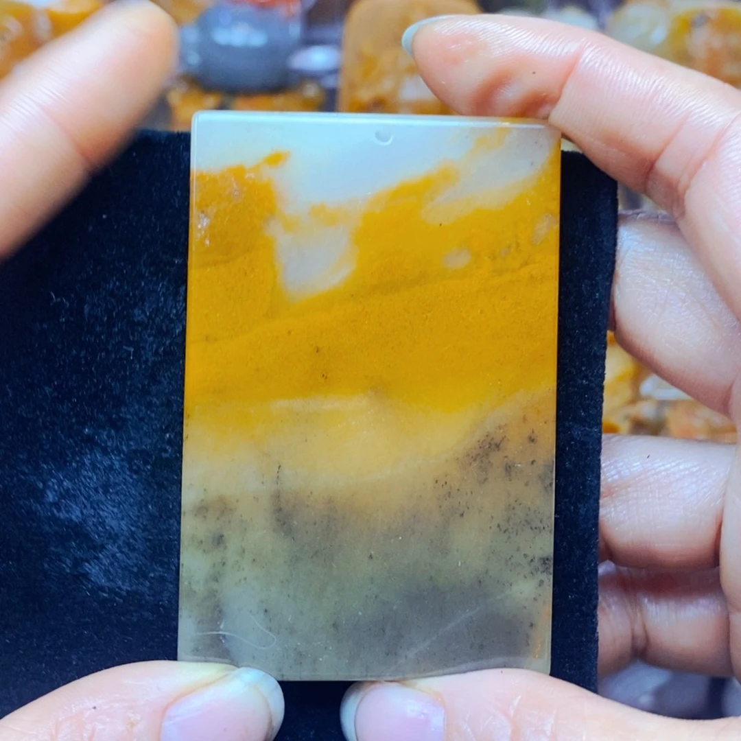 未镶嵌石英质玉（黄龙玉）颈饰