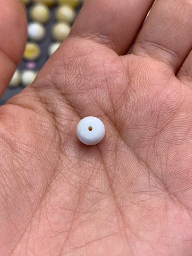 蜜蜡油漆白满蜜老型，尺寸7.8*6.6mm（误差±0.1mm）