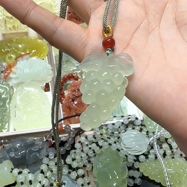 未镶嵌蛇纹石玉吊坠