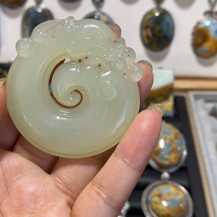 蛇纹石玉未镶嵌颈饰