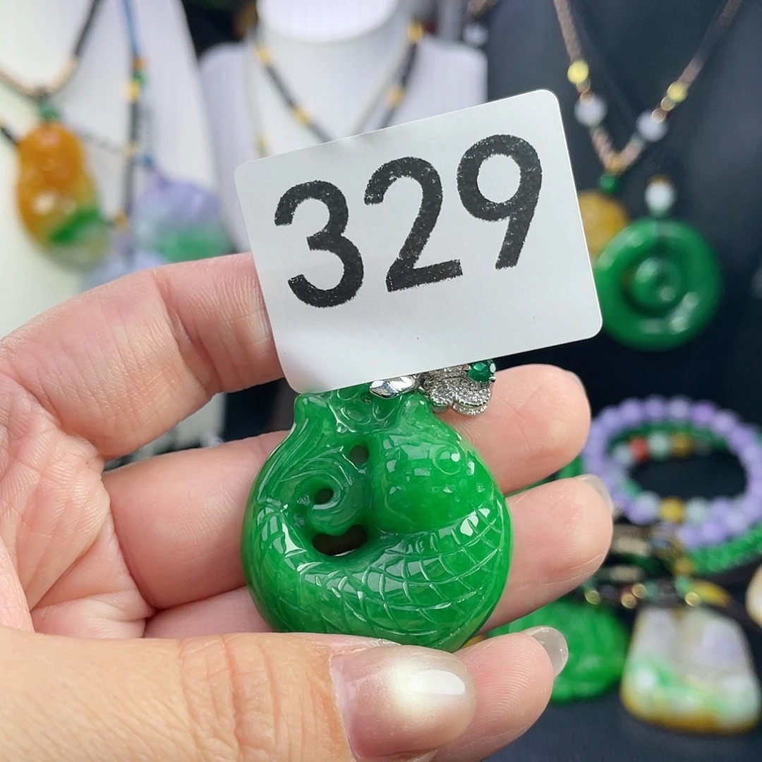 翡翠未镶嵌吊坠(赠链)