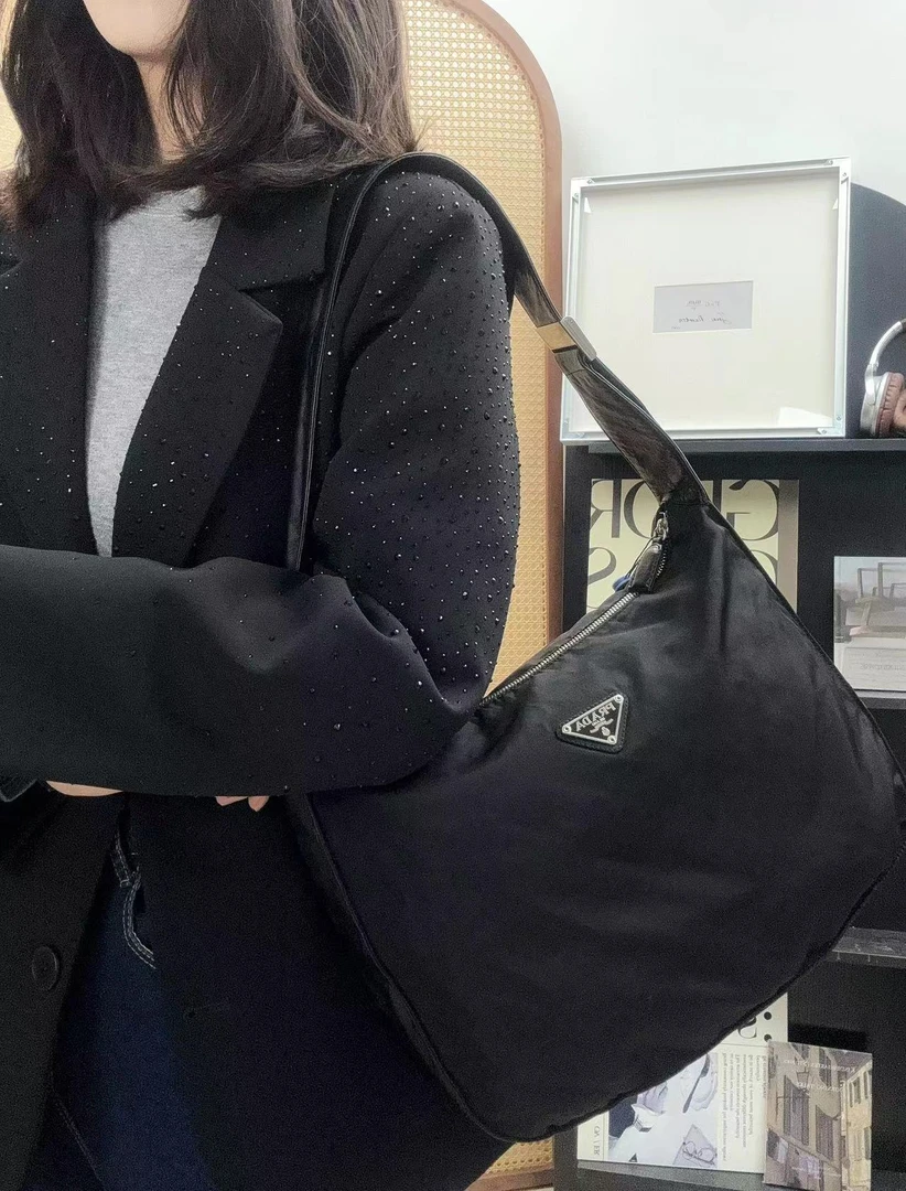 95新 Prada/普拉达 黑银降落伞hobo单肩包/秋境 09574