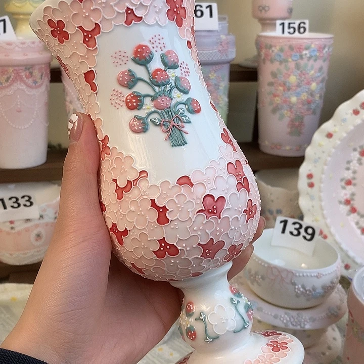立体釉花卉草莓花器
