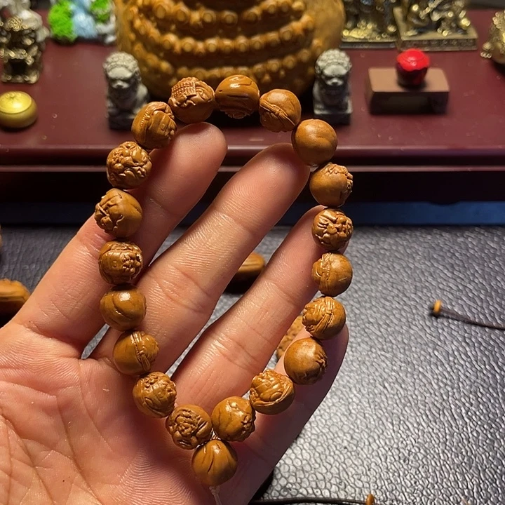 龙纹桃核雕刻横财神