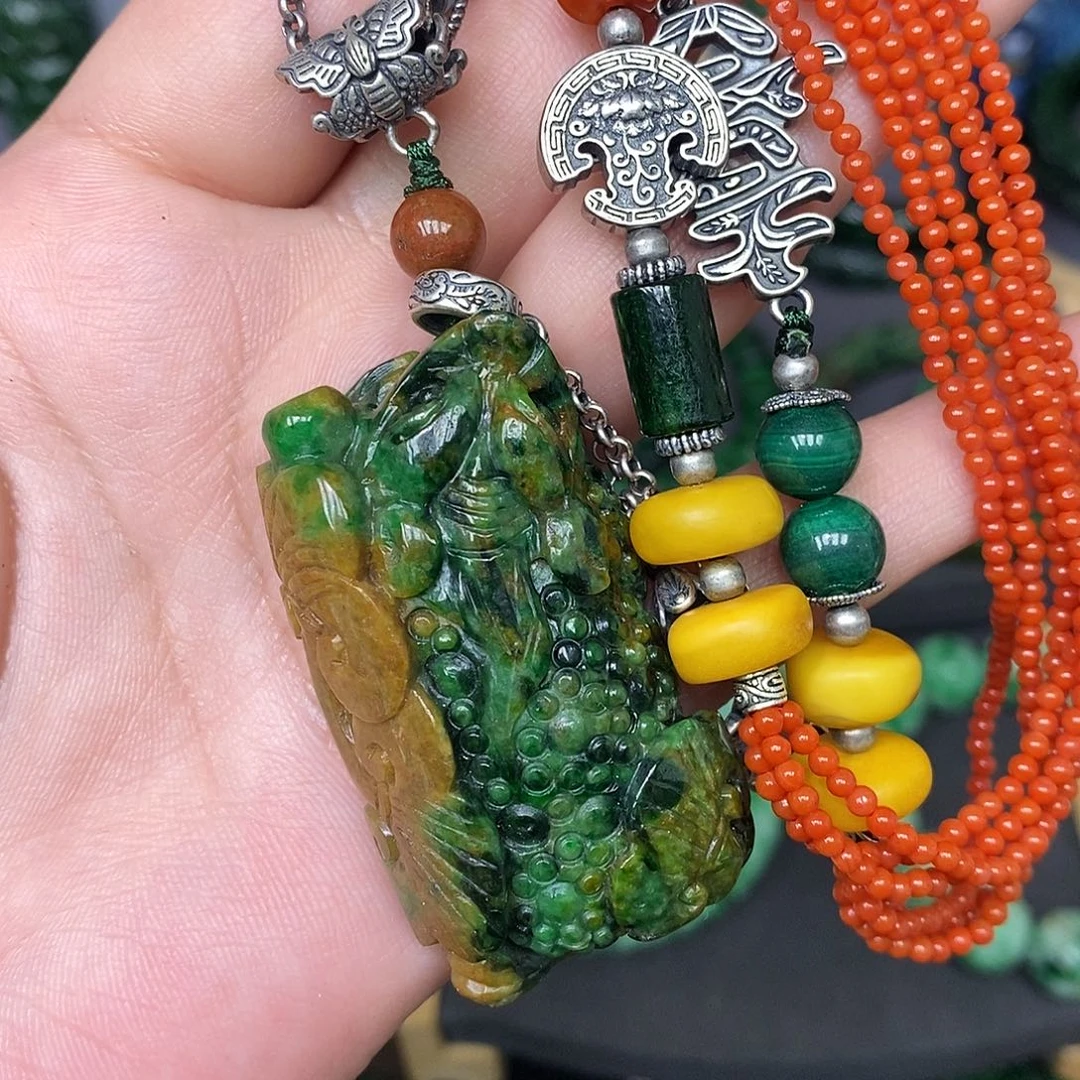 颈饰未镶嵌翡翠漂亮美眉