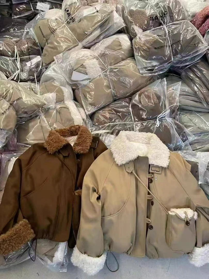 2025韩系皮毛一体冬新款学院风宽松加厚羊羔毛外套配包包