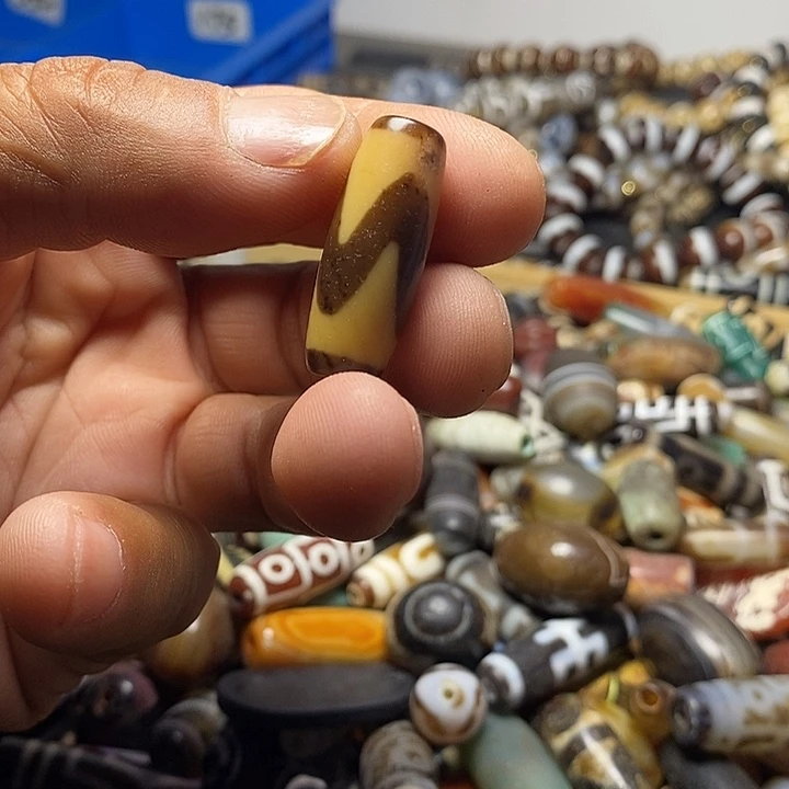 天然辰砂玛瑙珠子