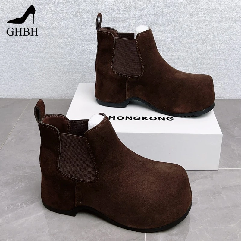 美拉德棕色内增高短靴女年秋冬季新款百搭欧美磨砂简约马蹄鞋